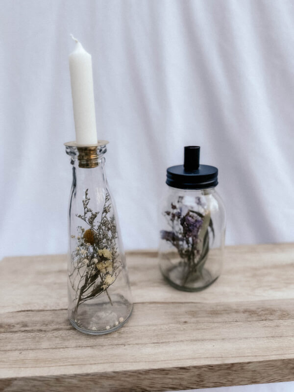 Gläser mit Trockenblumen und Kerze, gold